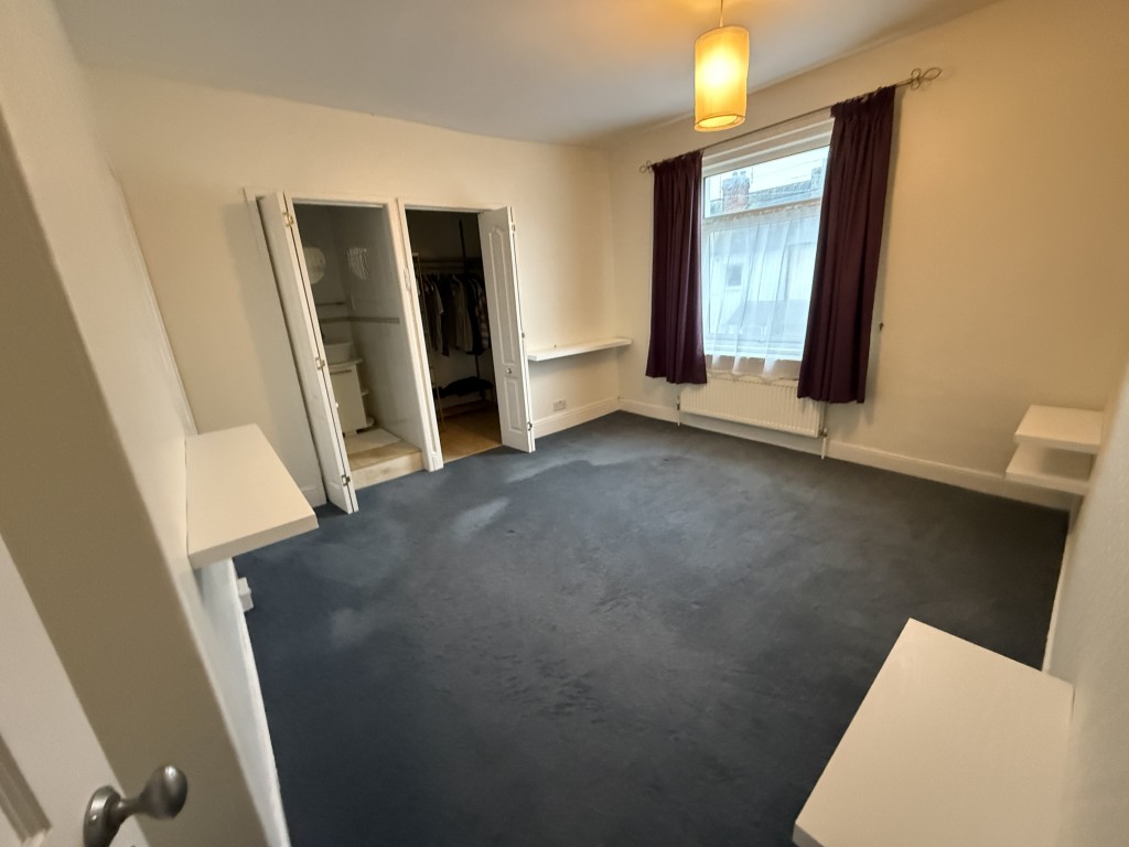Lot: 183 - SPACIOUS MID-TERRACE PROPERTY - Master bedroom with shower room and dressing room